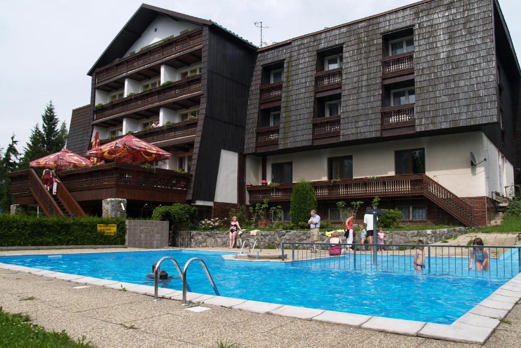 诺夫梅斯托纳马瑞夫Hotel Pavla Vysočina的大楼前的游泳池