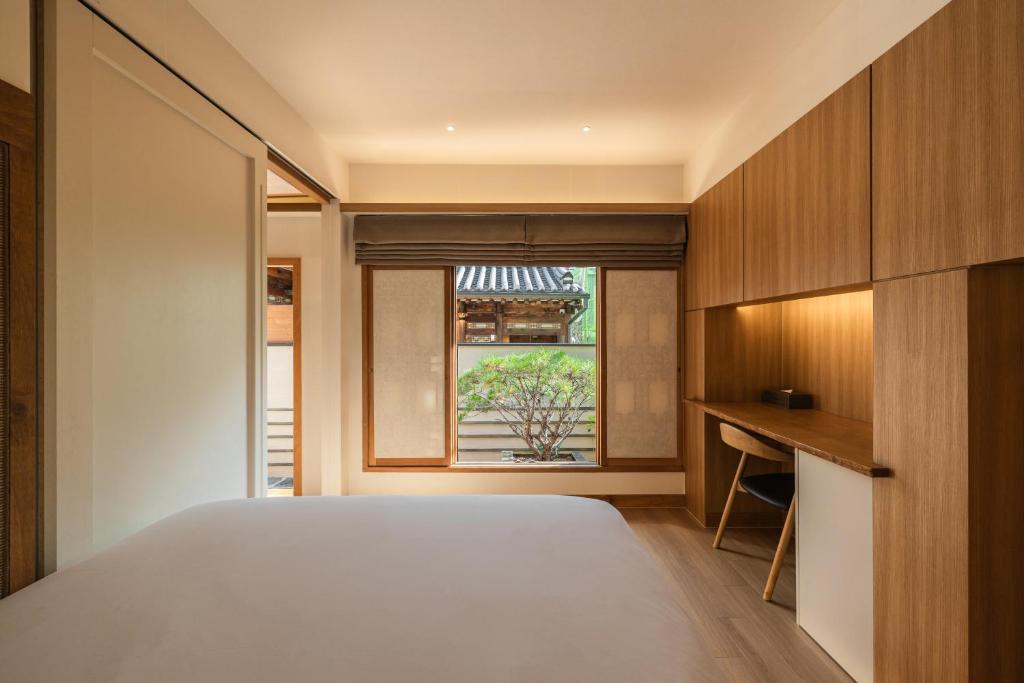 首尔Luxury hanok with private bathtub - SN06的一间卧室设有一张大床和一个窗户。