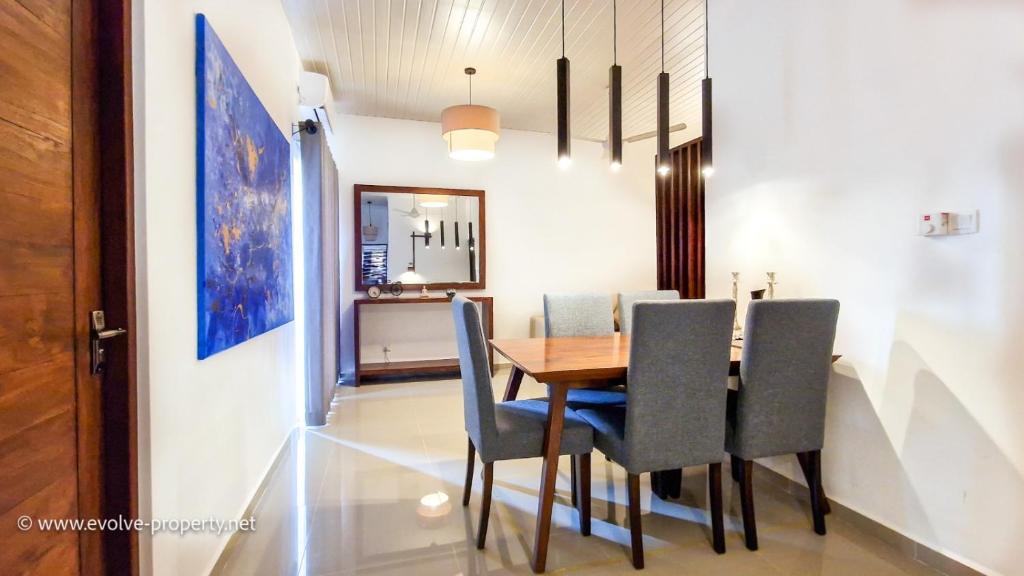 科伦坡Luxurious 2 bedroom apartment - Ariyana Resort Apartments -Athurugiriya的一间带桌椅的用餐室