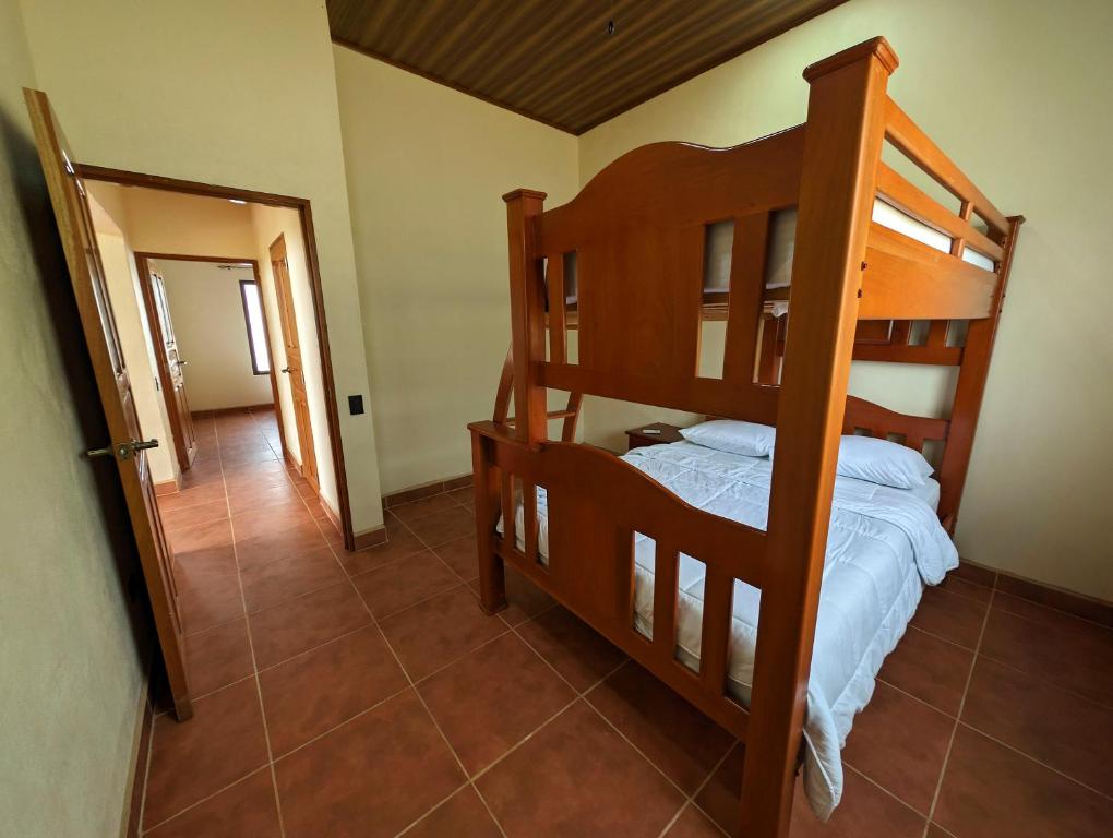Playa CopelCasa Pura Vida Copal KiteBeach的一间带两张双层床的卧室和走廊