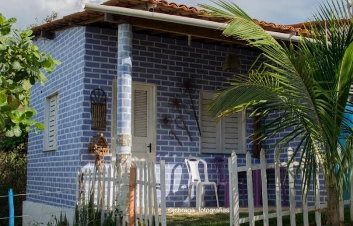 MeruocaMirante toca da raposa的前面有白色围栏的蓝色砖屋