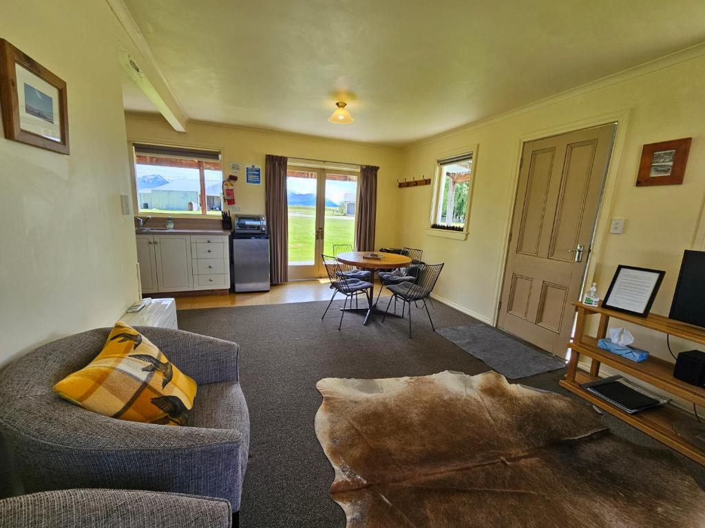 特威泽尔The Cabin, Omahau Downs的客厅配有沙发和桌子