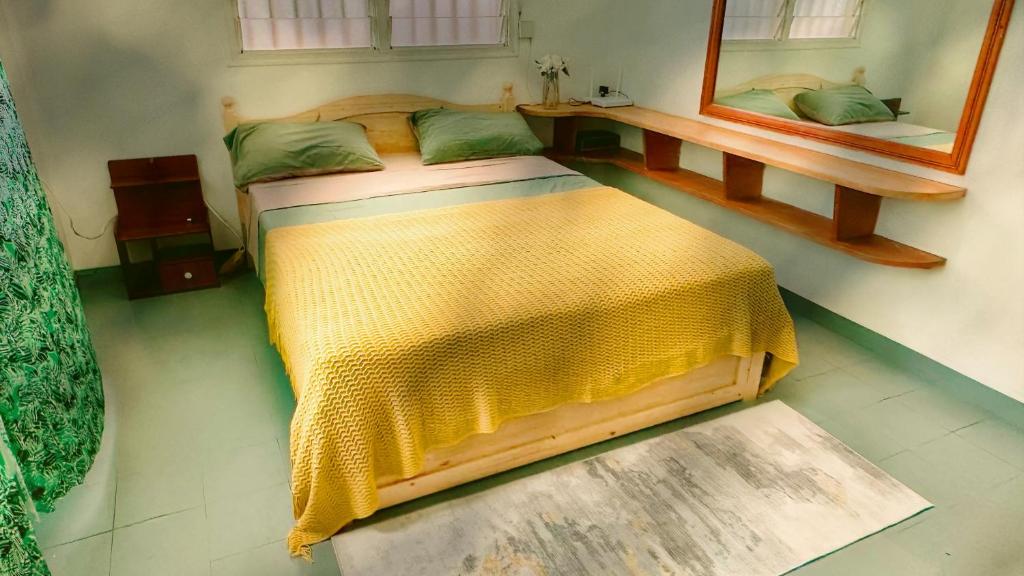 维拉港Kerith Lodge的一间卧室配有一张黄色毯子床