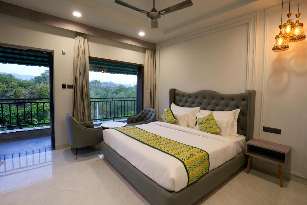 布什格尔Bageecha Resort的一间带大床的卧室和一个阳台
