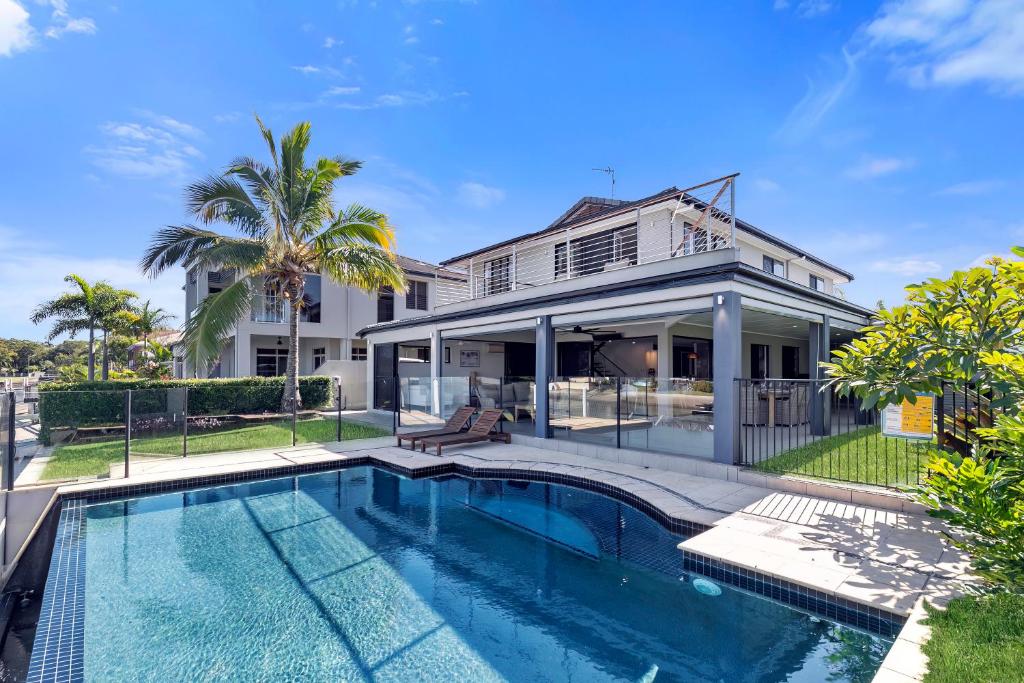 穆卢拉巴YALLA24-Luxury Resort Style Home的房屋前有游泳池的房子