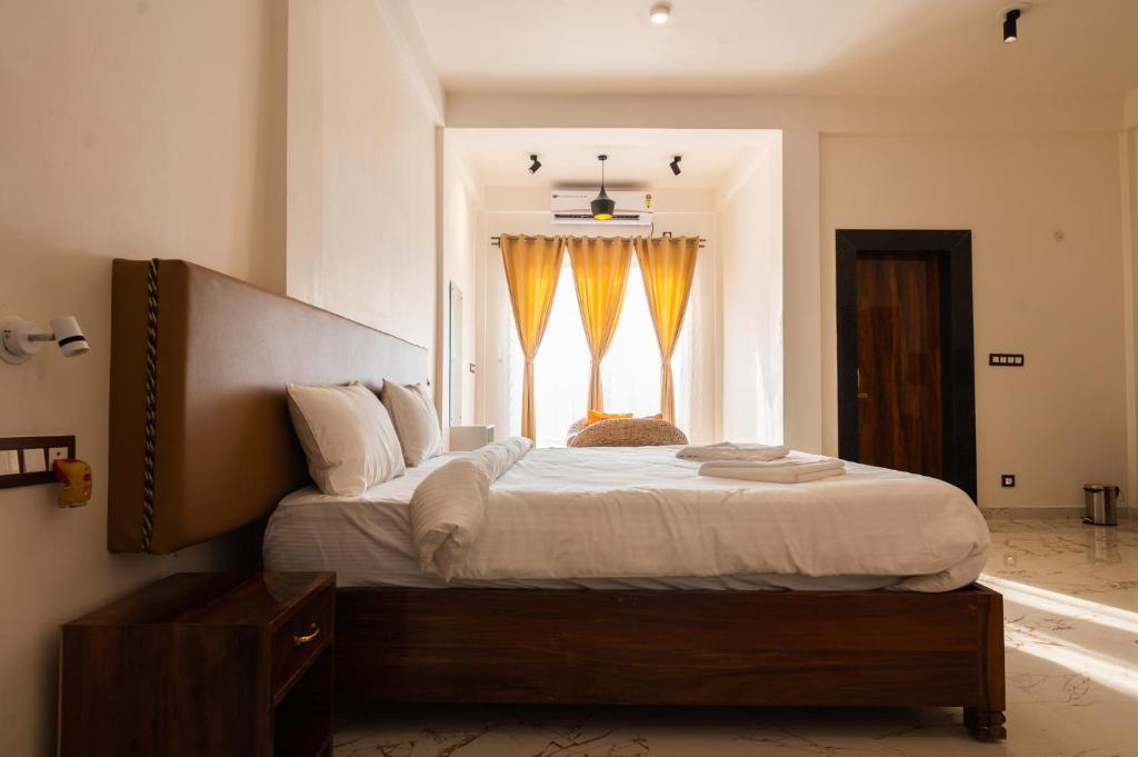 卡齐兰加The Kaziranga Address的一间卧室设有一张大床和窗户