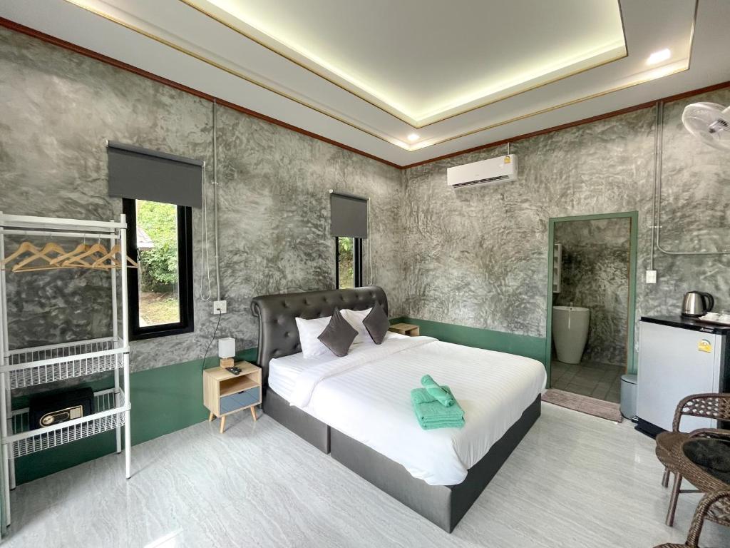 库德岛达拉民宿的一间带大床的卧室和一间浴室