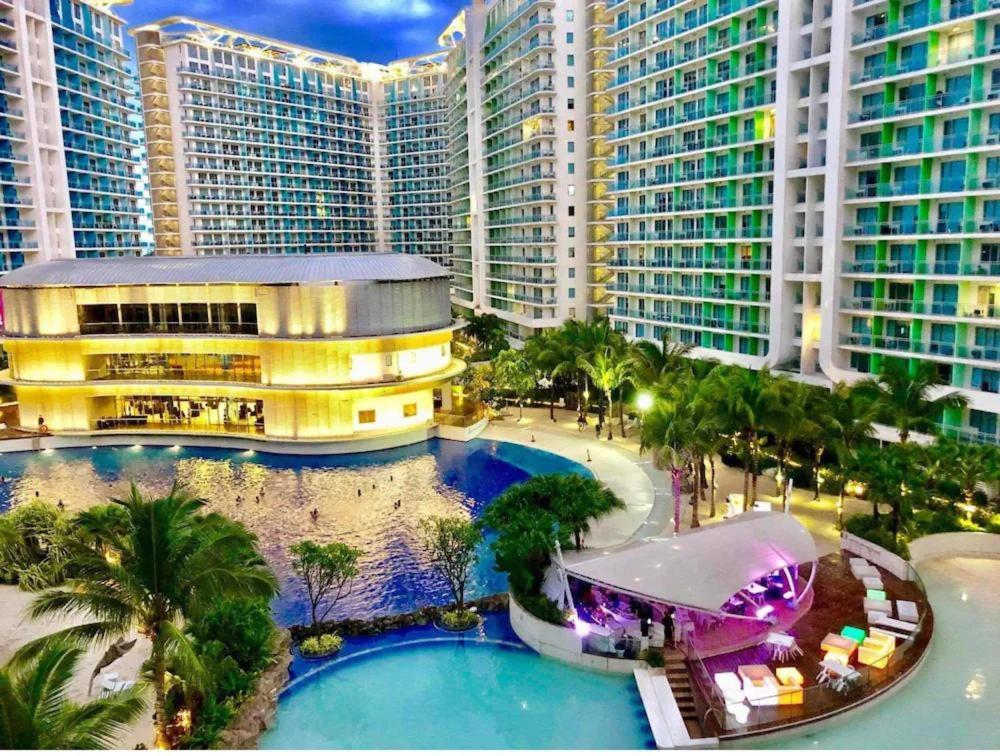马尼拉Azure Urban Resort and Residences Bahamas Tower的享有棕榈树和建筑度假村的空中景致
