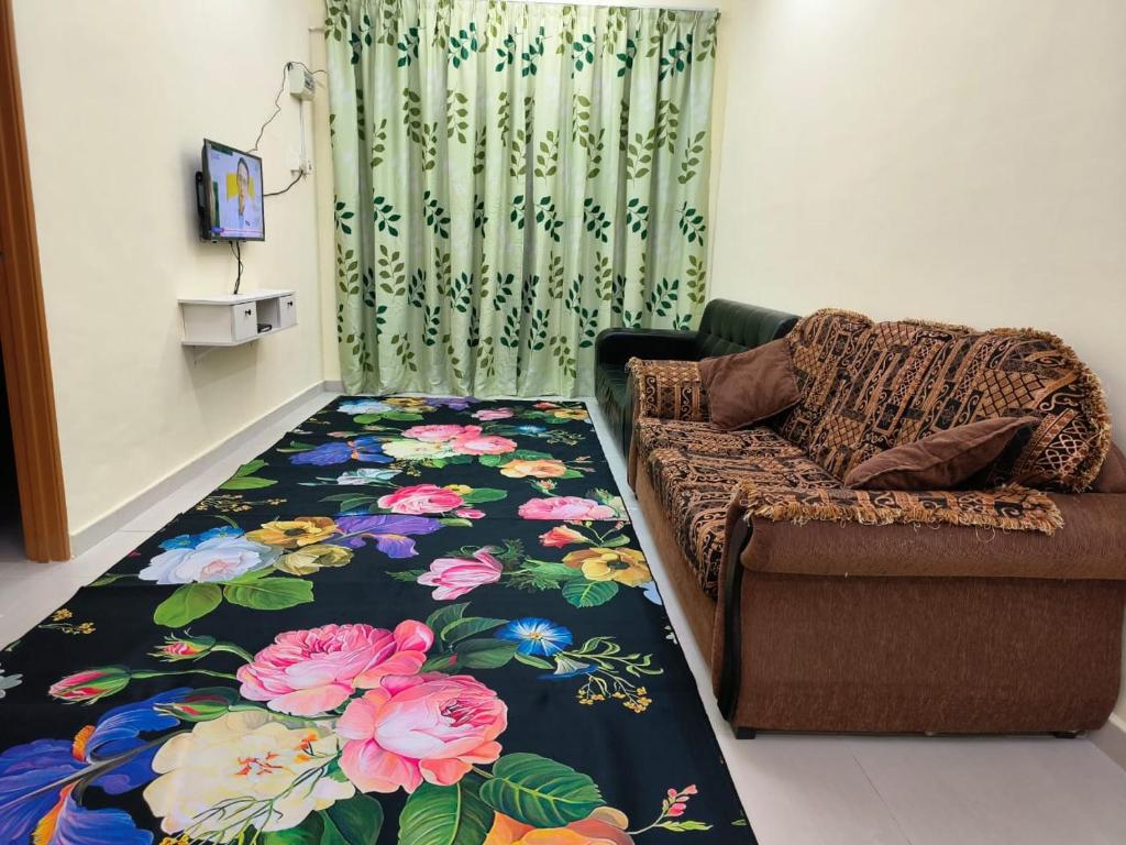MacangWafiy Homestay的带沙发和花毯的客厅