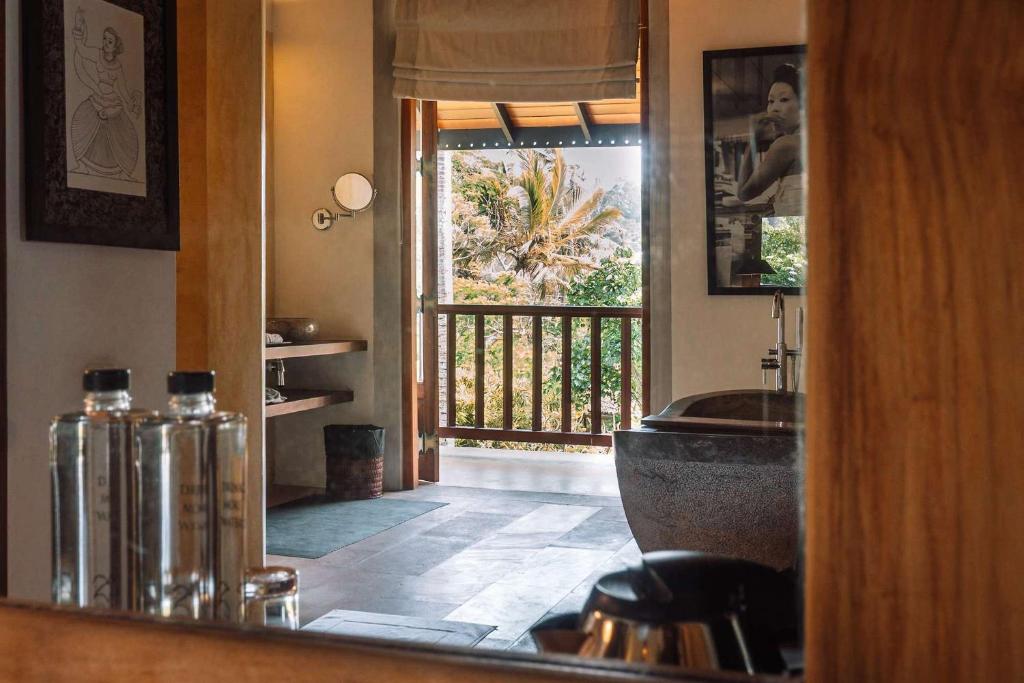 韦利格默Eraeliya Villas & Gardens的带浴缸的浴室和窗户。