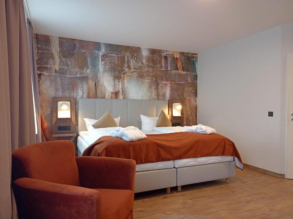 亚琛亚琛艺术酒店 的一间卧室配有一张壁画床