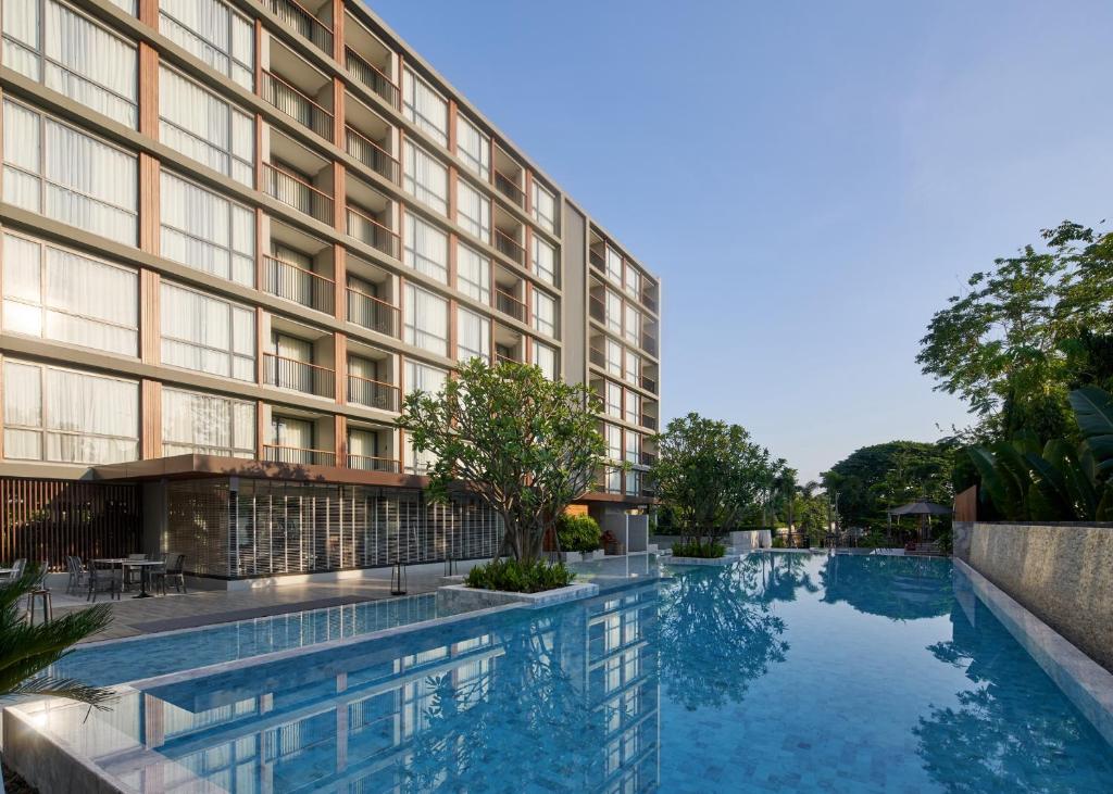 莱卡邦The Park Nine Hotel Suvarnabhumi的大楼前的游泳池