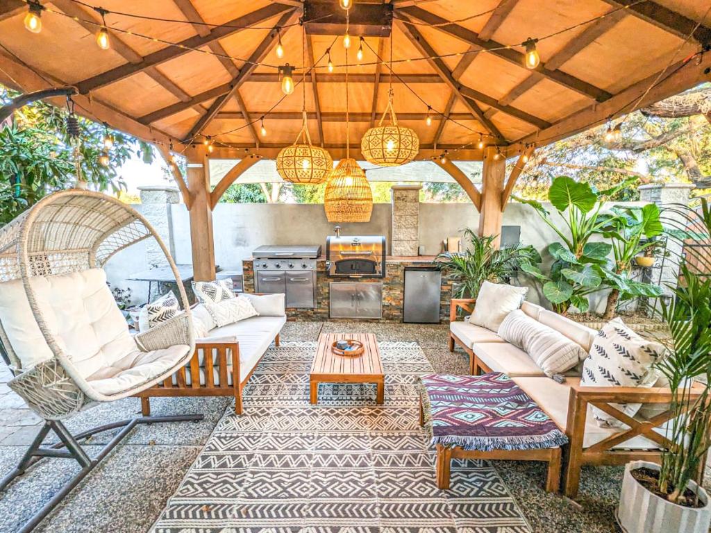圣何塞Casita Hosum: Modern WFH Garden Suite w/ Gazebo Outdoor Kitchen & BBQ的户外庭院配有沙发、椅子和桌子