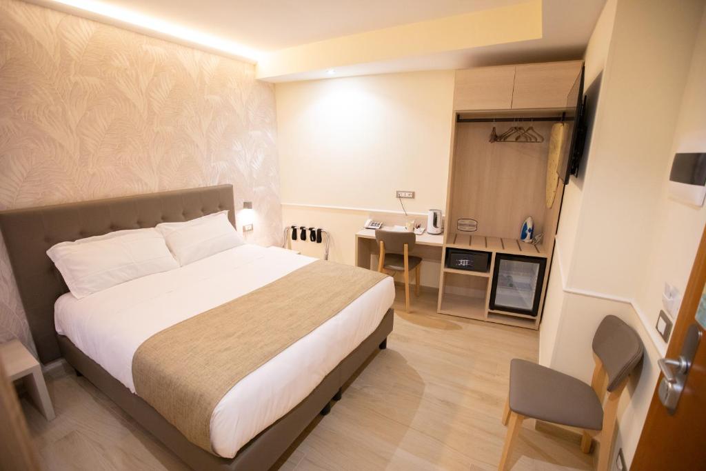 罗马Hotel Maximus的酒店客房设有一张床和一个小厨房