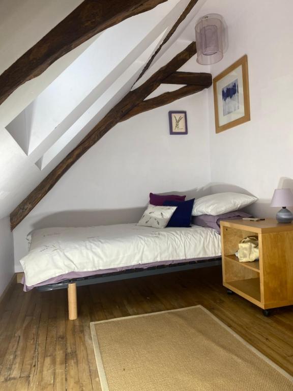 多尔多尼河畔博利厄Dordogne Farmhouse的阁楼卧室配有一张床