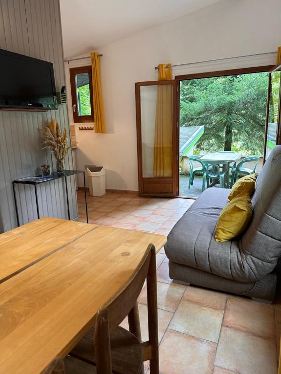 Brassacvillage vacances du camboussel的客厅配有沙发和桌子