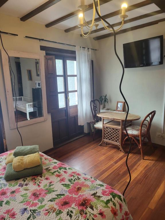 Piñeresel BOSQUE MAGICO的一间卧室配有一张床、一张桌子和一台电视