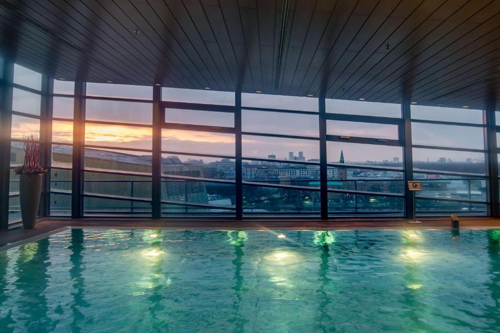 柏林柏林君悦酒店的一座游泳池,位于一座享有城市美景的建筑内