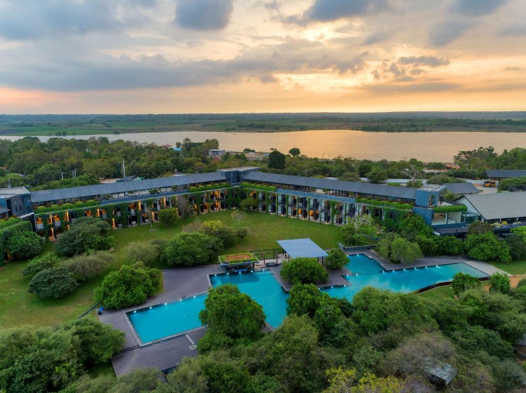 WeerawilaDoubletree By Hilton Weerawila Rajawarna Resort的享有度假村的空中景致,设有3个游泳池