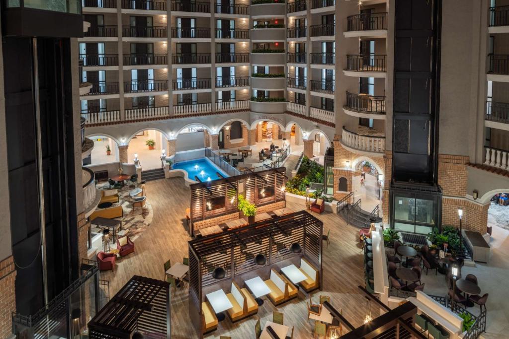 奥兰多Embassy Suites by Hilton Orlando North的享有带游泳池的公寓大楼的顶部景致