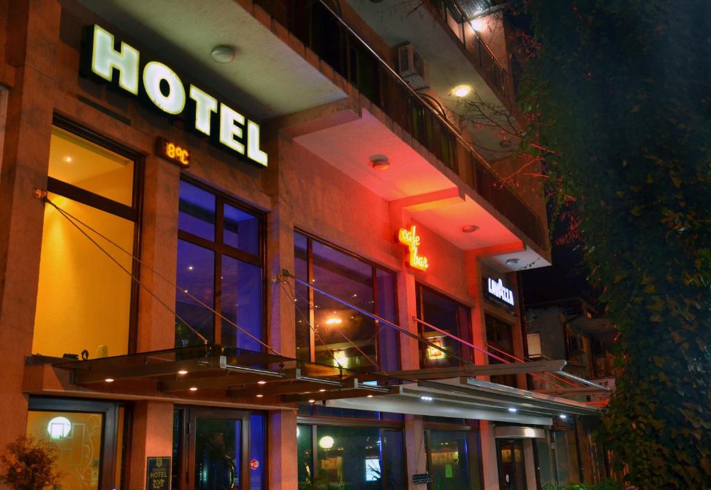 莫姆奇尔格勒Hotel Berito的建筑一侧的酒店标志