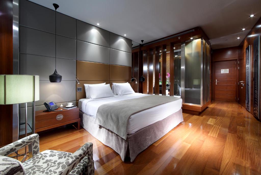 马德里马德里塔欧洲之星酒店的一间大卧室,配有一张大床和一张沙发