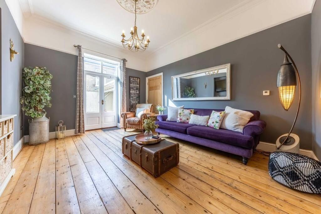 诺里奇58D Earlham Road的客厅配有紫色沙发和桌子