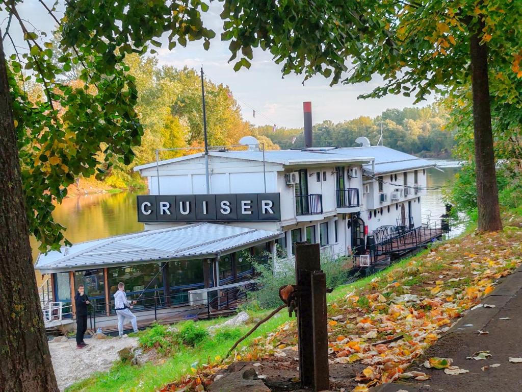 丘普里亚Cruiser restoran的带有读取杜里默符号的建筑物