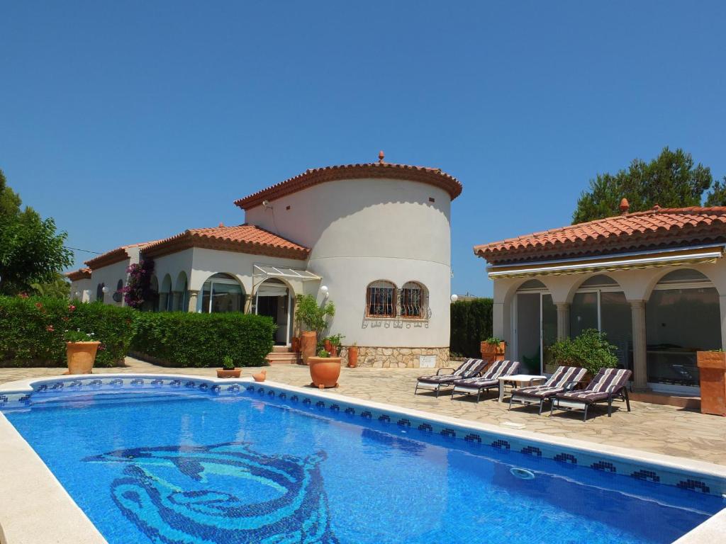 拉梅特拉·德·玛尔Villa Leonore stunning 2bedroom villa with air-conditioning & private swimming pool的房屋前的游泳池