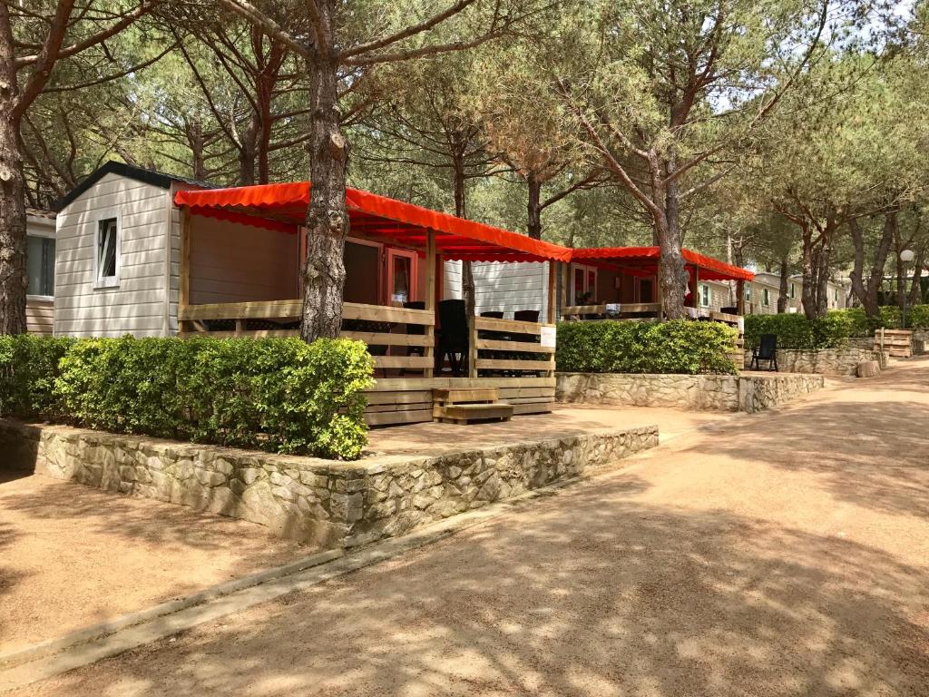 帕拉莫斯Greenchalets Costa Brava Palamos的公园里一座红色屋顶的房子