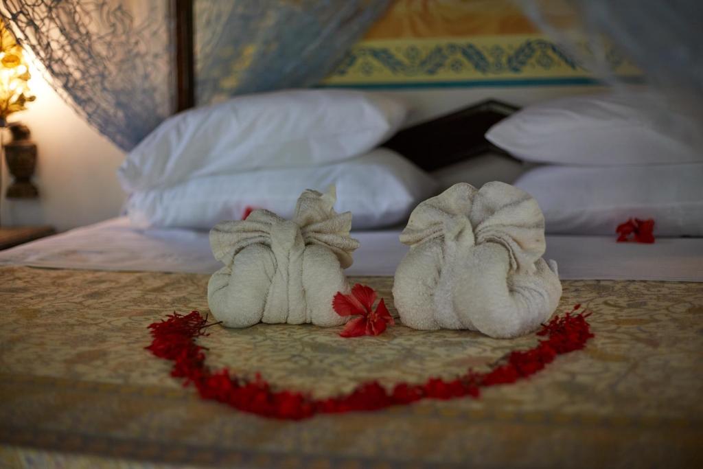 马林迪非洲度假别墅酒店的床上的两条毛巾