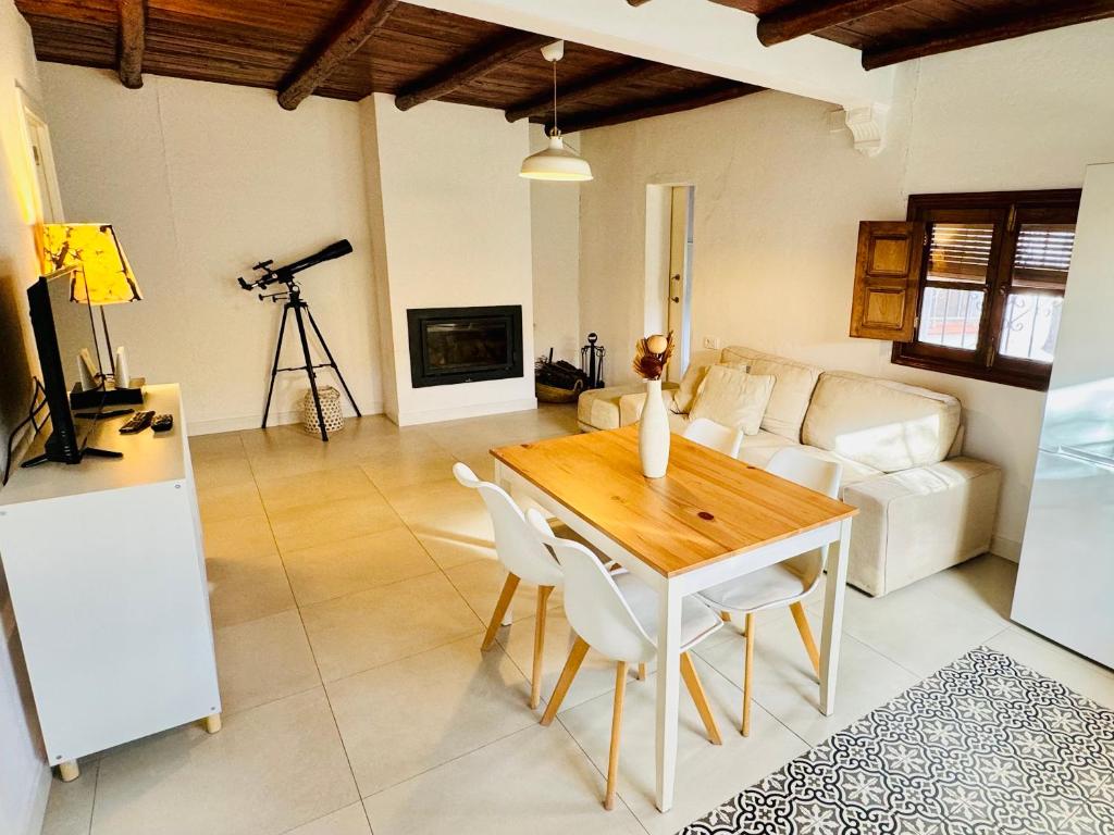 丰特埃里多斯Casa Papiqui的客厅配有桌子和沙发