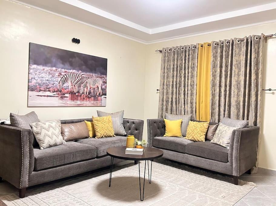 基塔莱Exquisite two bedroom Penthouse-Fully Furnished at 360 Luxury的客厅配有两张沙发和一张桌子