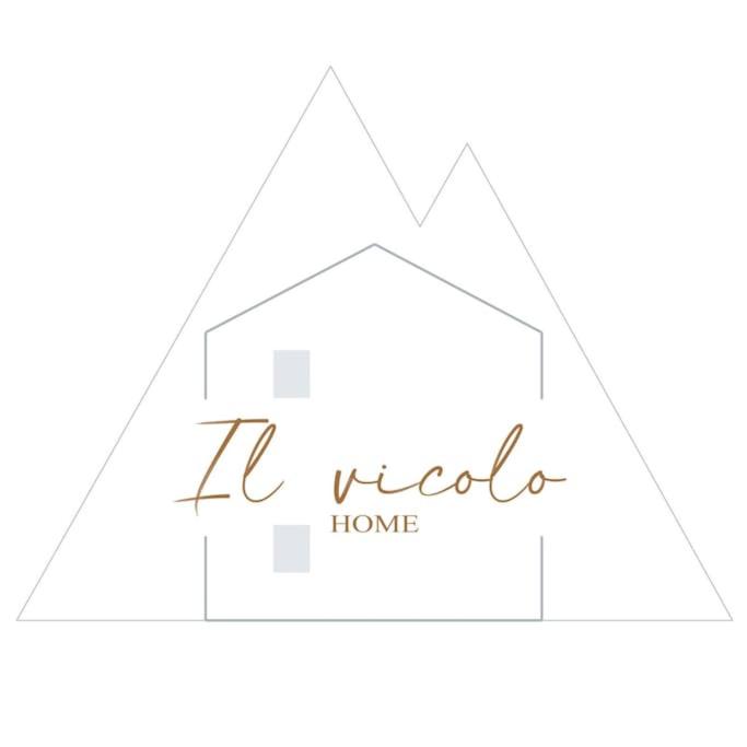 'Il vicolo' HOME的家的标志,写着“严格人家”的话