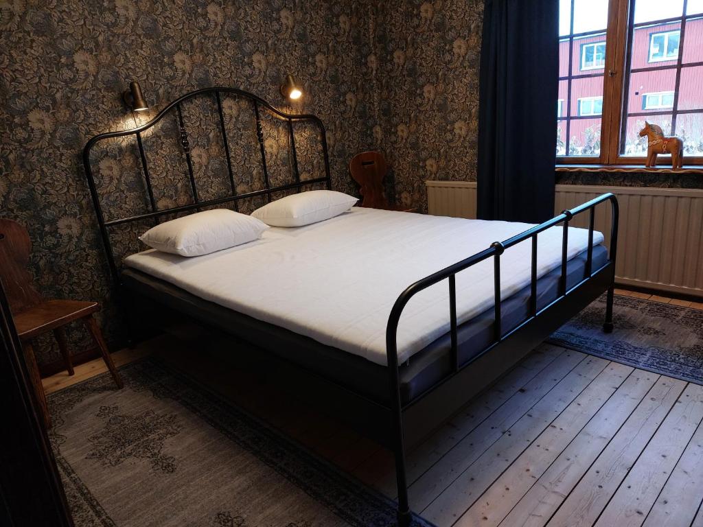 马隆Vargheden Bed & Breakfast的一间卧室配有一张带金属框架的床