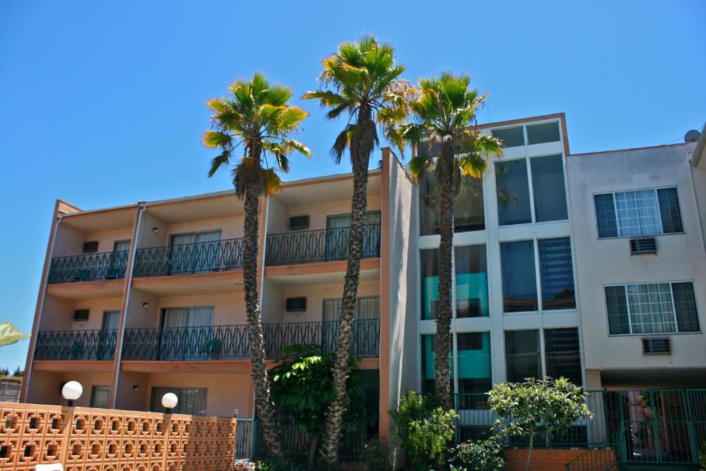 英格尔伍德LAX皇家世纪酒店的一座棕榈树建筑