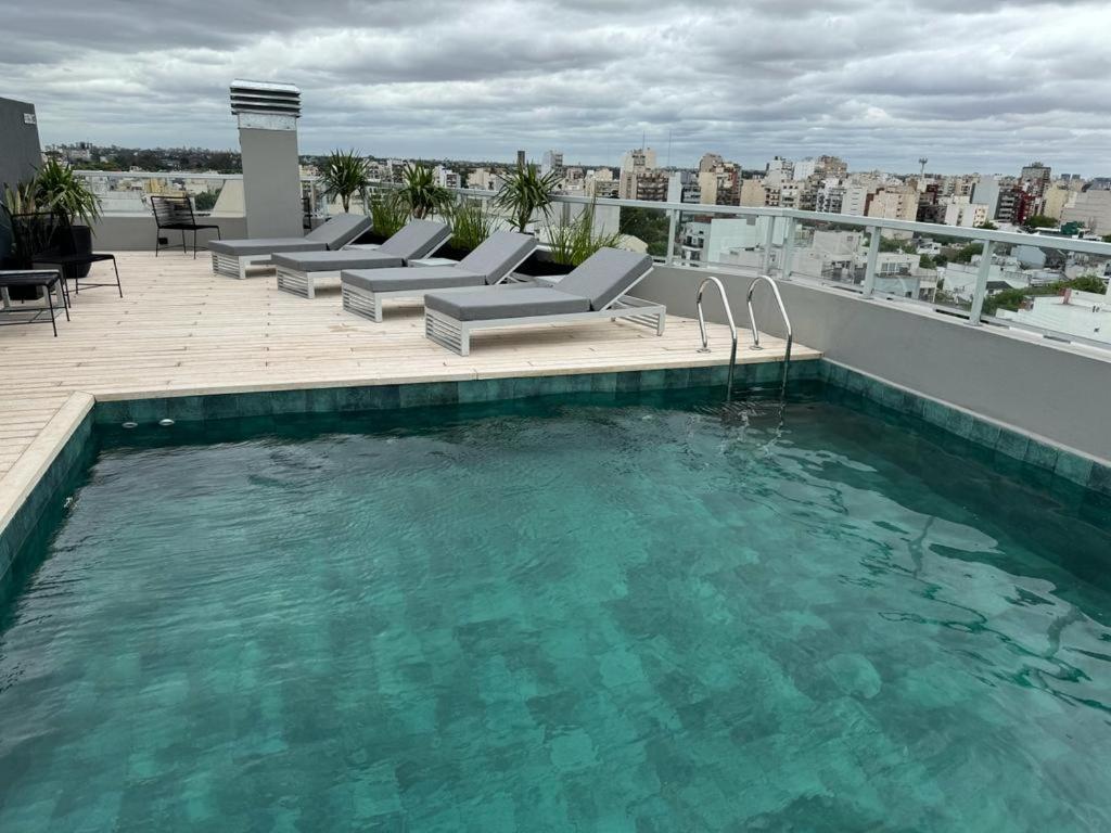 布宜诺斯艾利斯Penthouse a estrenar en Sofisticado Barrio y Edificio Nov 2023 Vista panorámica 100m2 Gimnasio Piscina Lujoso Salon de Fiestas的建筑物屋顶上的游泳池
