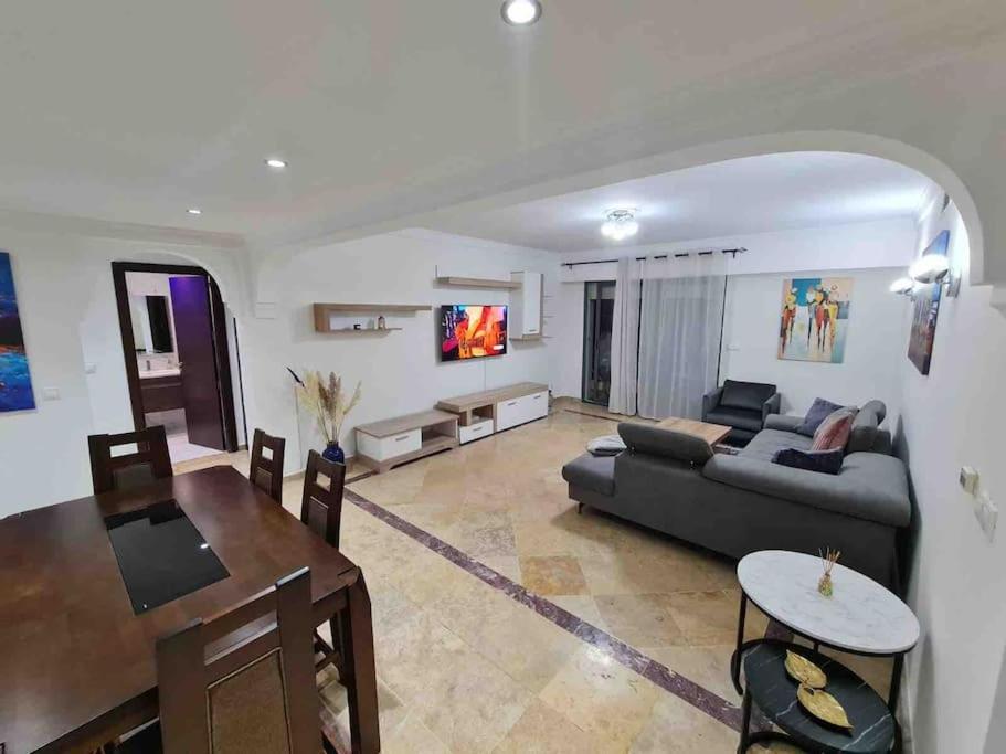 马拉喀什Superbe appartement lumineux的客厅配有沙发和桌子