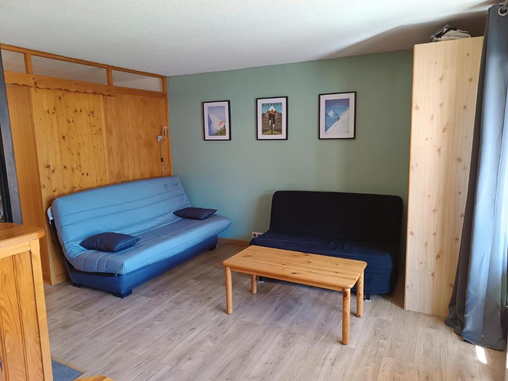 圣让多尔普APPT 4-6 PERS 28m2 tout équipé, 30m des pistes的客厅配有蓝色的沙发和茶几