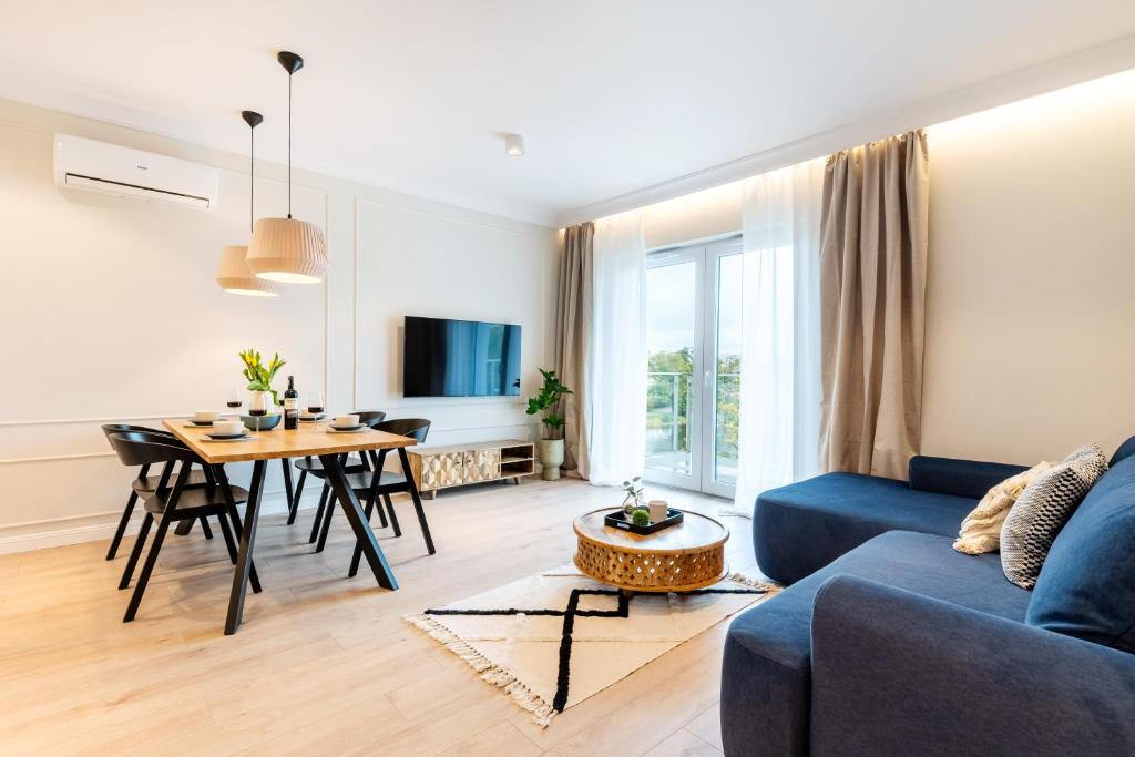 伊拉华Marina Chill的客厅配有蓝色的沙发和桌子