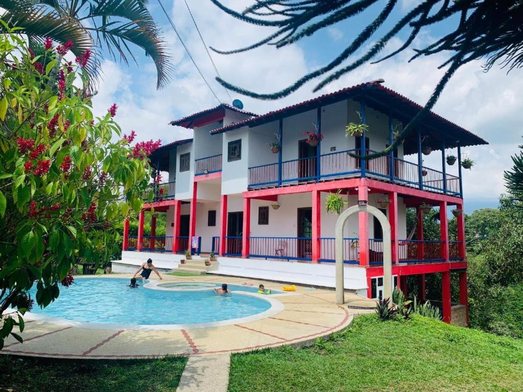 拉特瓦伊达Finca Hotel Calle Jardin的一座房子前面设有游泳池