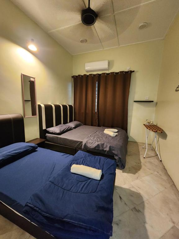 怡保Sun Star Home by Ipoh Maju Stay的一间卧室设有两张床和天花板