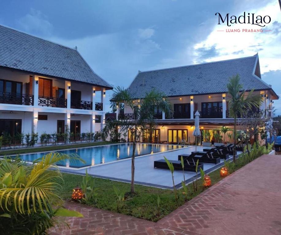 琅勃拉邦Madilao Hotel的大楼前设有游泳池的酒店