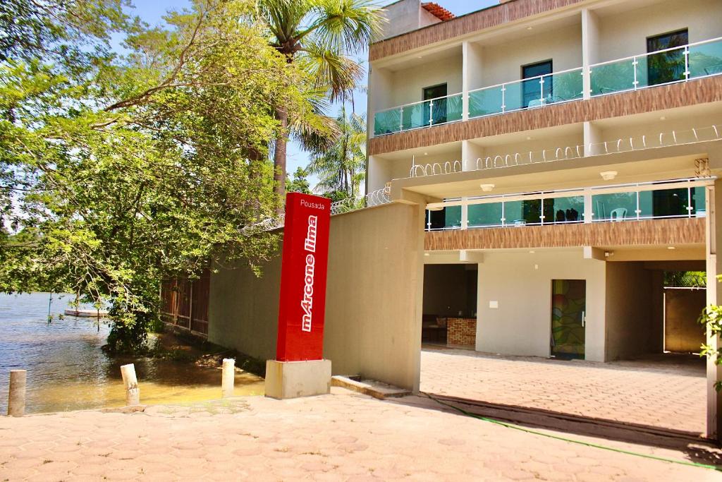 巴雷里尼亚斯Marcone Lima - Chalés的前面有红色标志的建筑