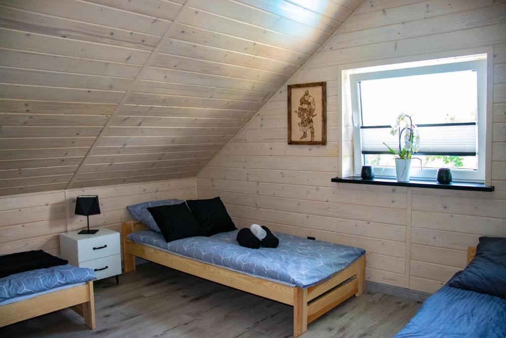 格雷德克纳德纳杰姆Domek Viking的客房设有两张床和窗户。