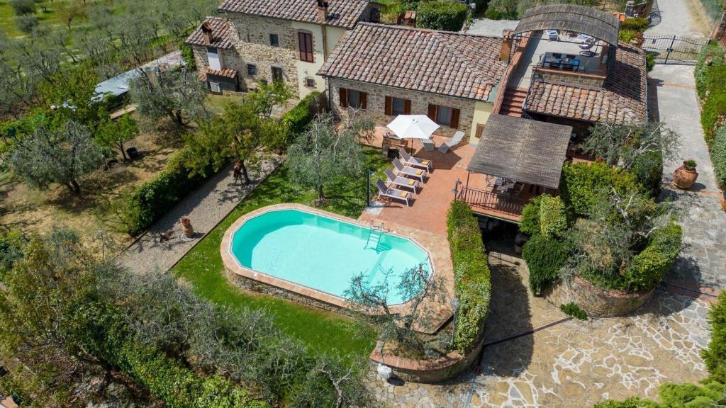 拉达-因基安蒂Angolino的享有带游泳池的房屋的空中景致