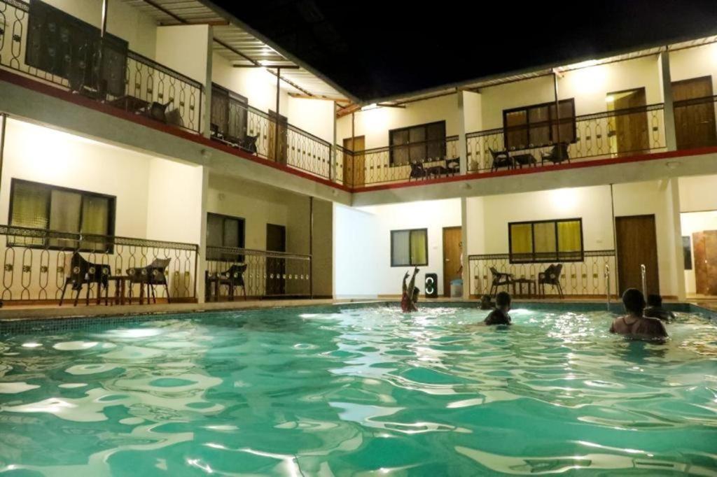 纳加奥恩Mokalbaug Beach Resort的一群人在游泳池游泳