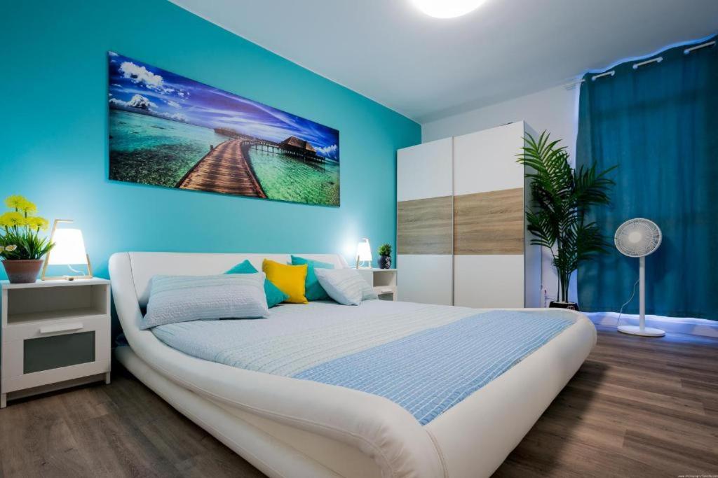 圣米格尔德阿沃纳GP127 apartman Tenerife的一间卧室设有一张蓝色墙壁的大床