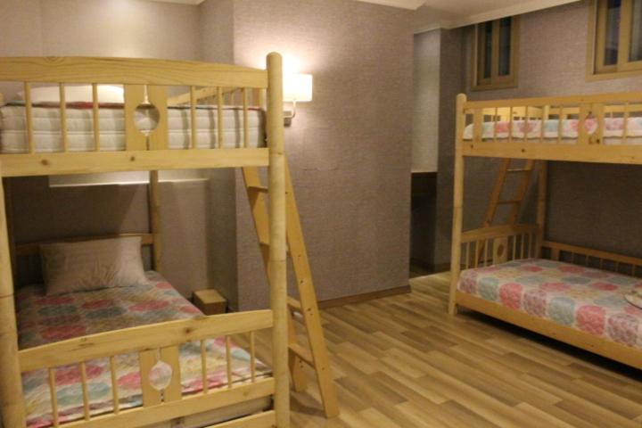 釜山国际会展中心旅舍客房内的一张或多张双层床