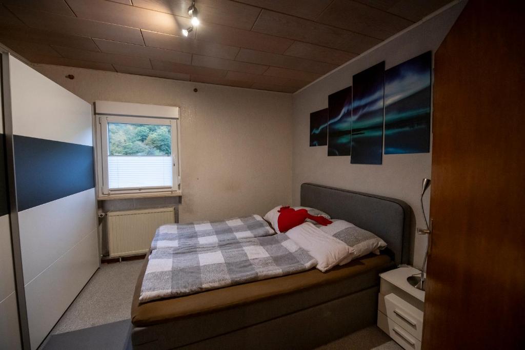 阿尔特纳Schöne Ferienwohnung in ruhiger Lage的一间小卧室,配有床和窗户